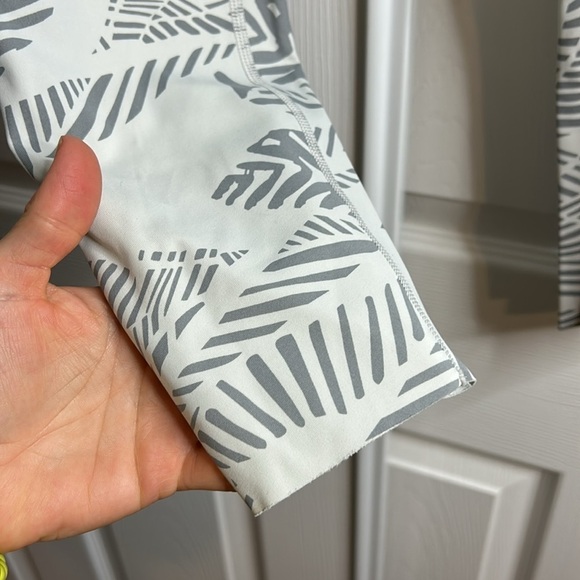 Aerie Gray Sliver Tropical Print Leggings Raw Hem M - Picture 3 of 7